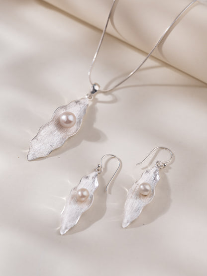 Aarna Pearl Pendant Set