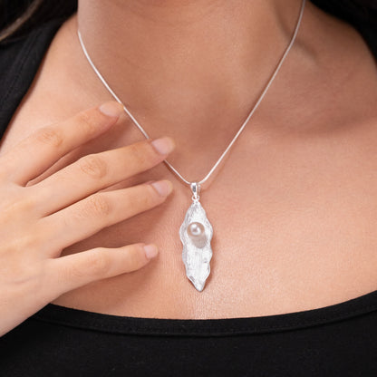 Aarna Pearl Pendant Set